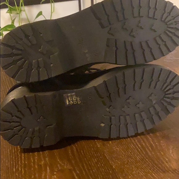 Gently worn leather combat boots - Picture 4 of 4